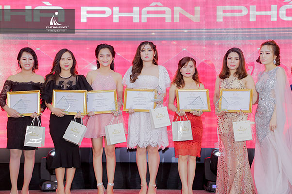 tri ân mỹ phẩm uni beautiful