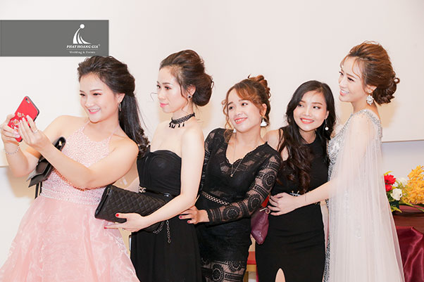 tri ân mỹ phẩm uni beautiful