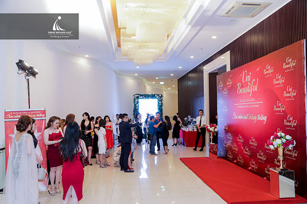 tri ân mỹ phẩm uni beautiful