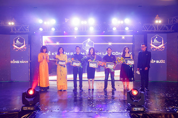 kỷ niệm 6 năm thành lập công ty Phát Hoàng Gia