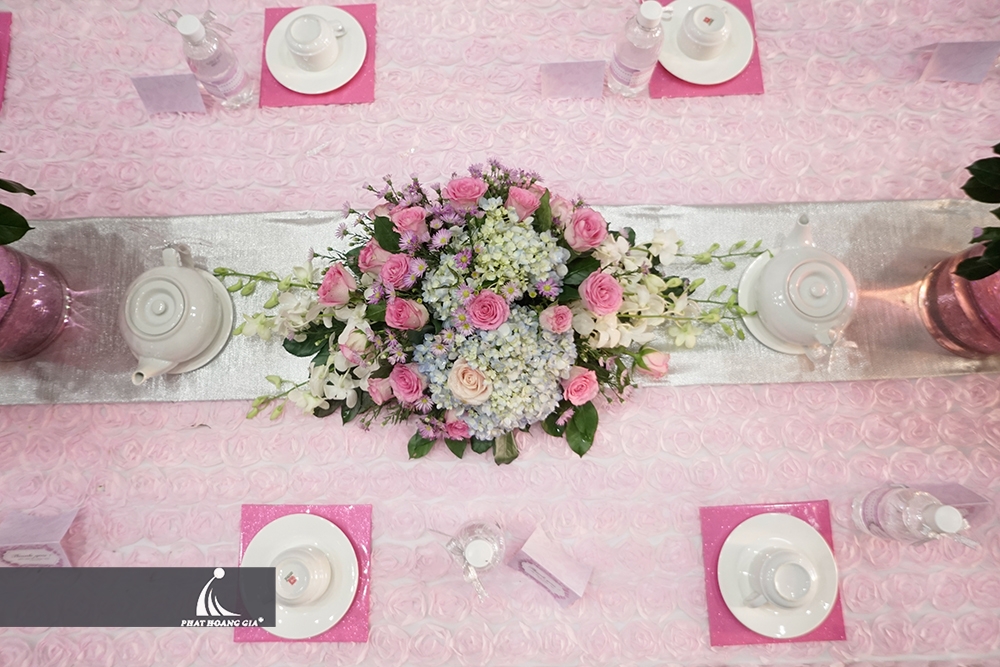 tiệc cưới màu hồng