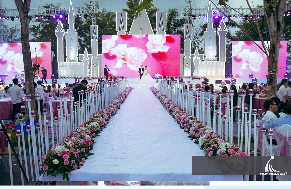 tiệc cưới màu hồng