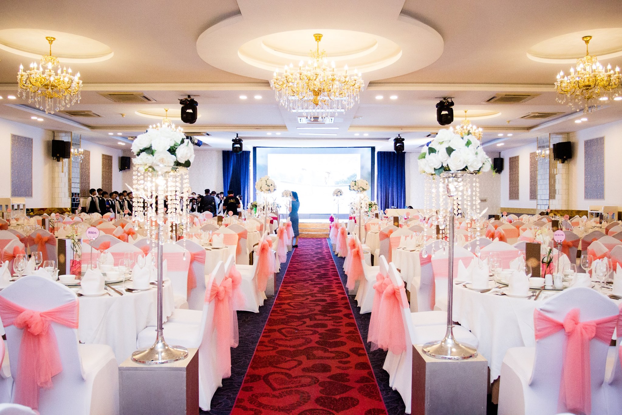 tiệc cưới màu hồng