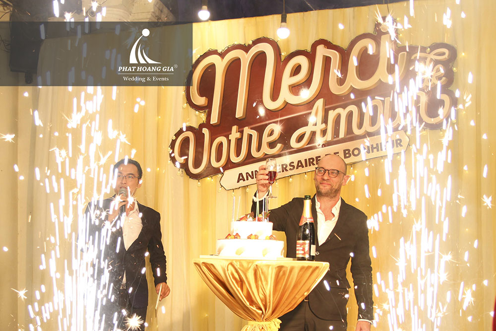 Cắt bánh và khui sâm banh chào mừng lễ kỷ niệm