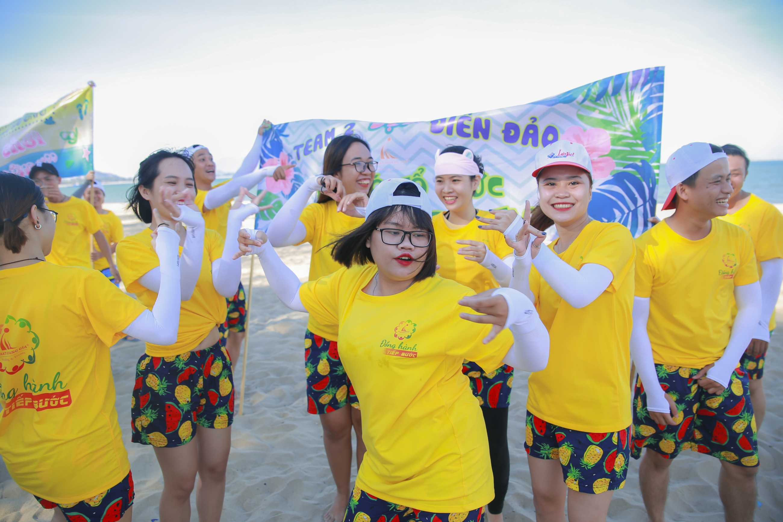 Phát Hoàng Gia TEambuilding - 6 years 1 way