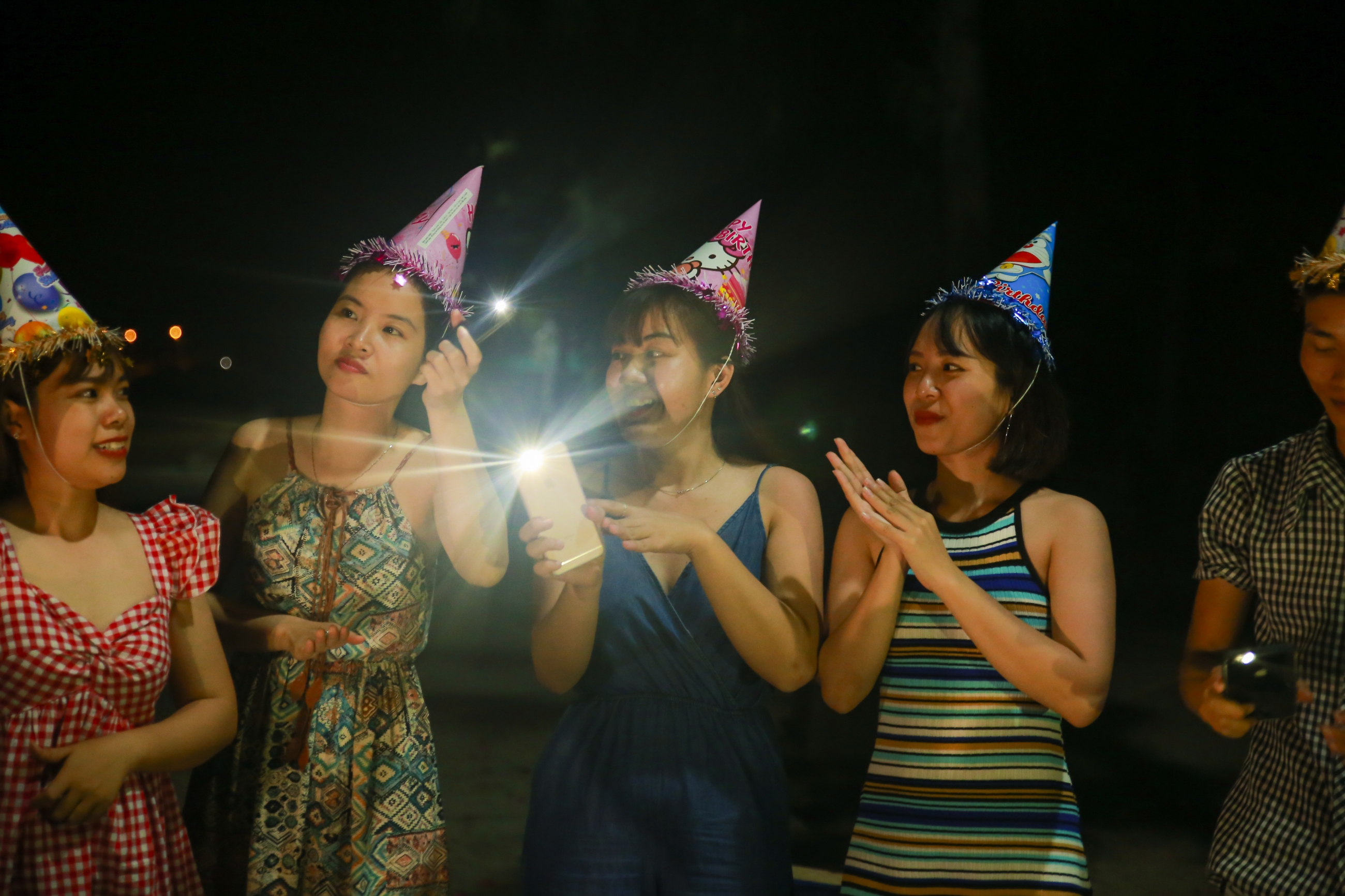 Phát Hoàng Gia TEambuilding - 6 years 1 way