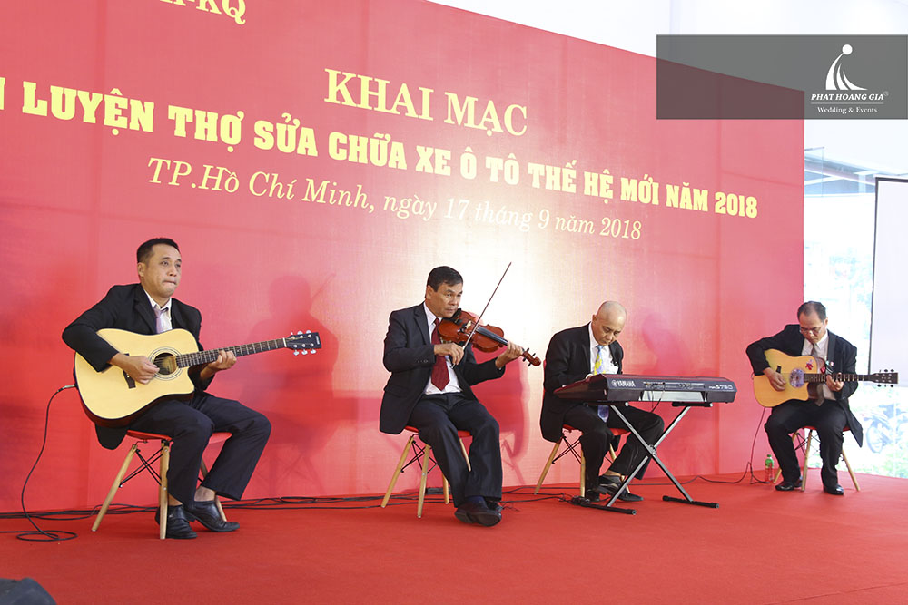 Quân chủng PKKQ khai mạc lớp huấn luyện thợ sửa chữa xe ô tô thế hệ mới 2018”