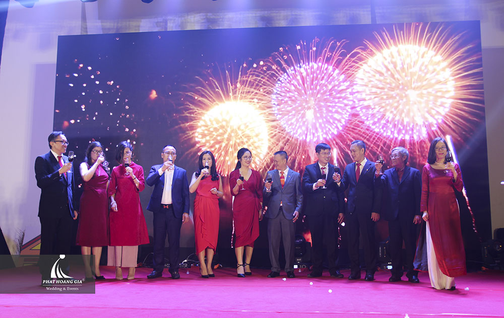 Tất niên Thăng Long Real Group - Dạ tiệc đỏ
