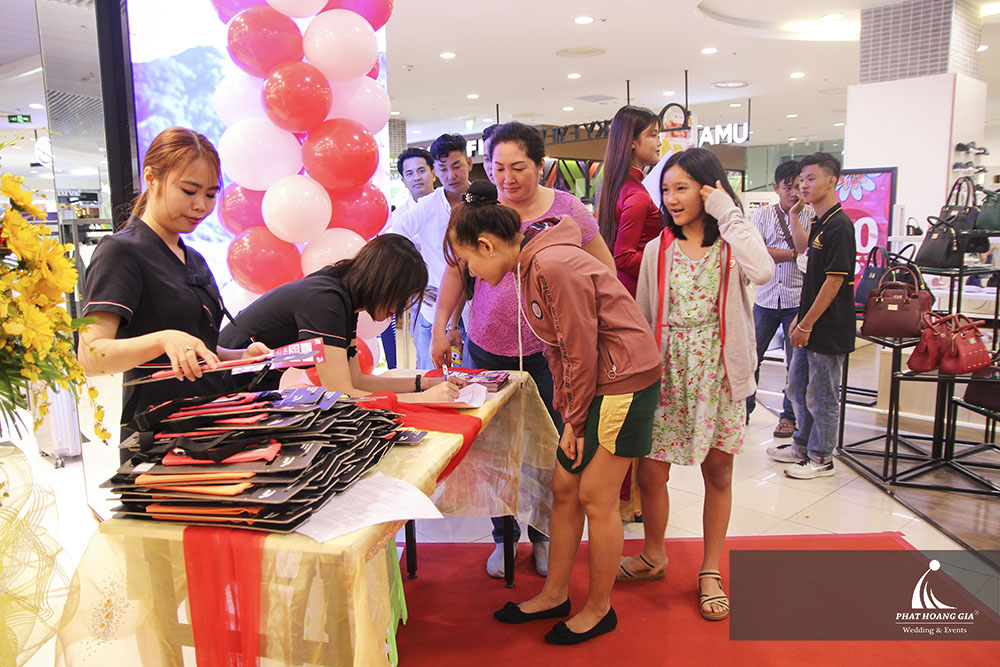 Lễ khai trương gian hàng Aokang & Anta