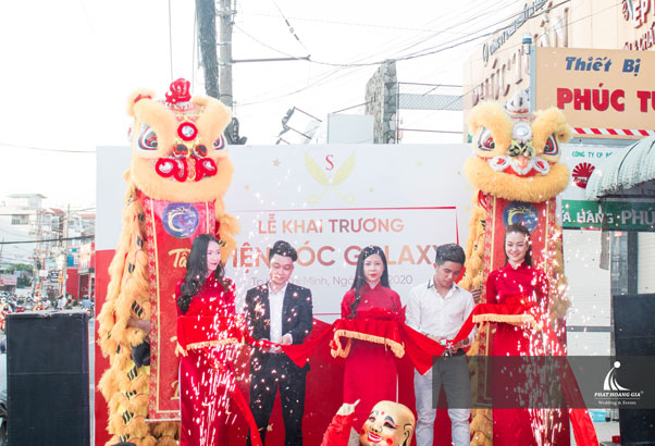 cắt băng khánh thành