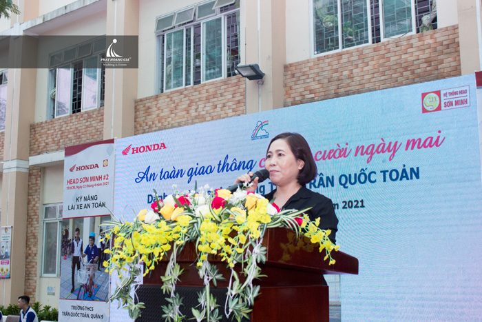 Hiệu trưởng trường THCS Trần Quốc Toản phát biểu trong chương trình