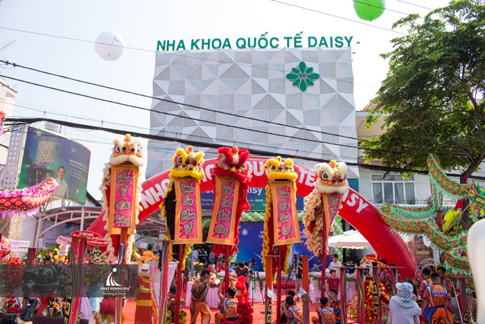 Biểu diễn múa lân