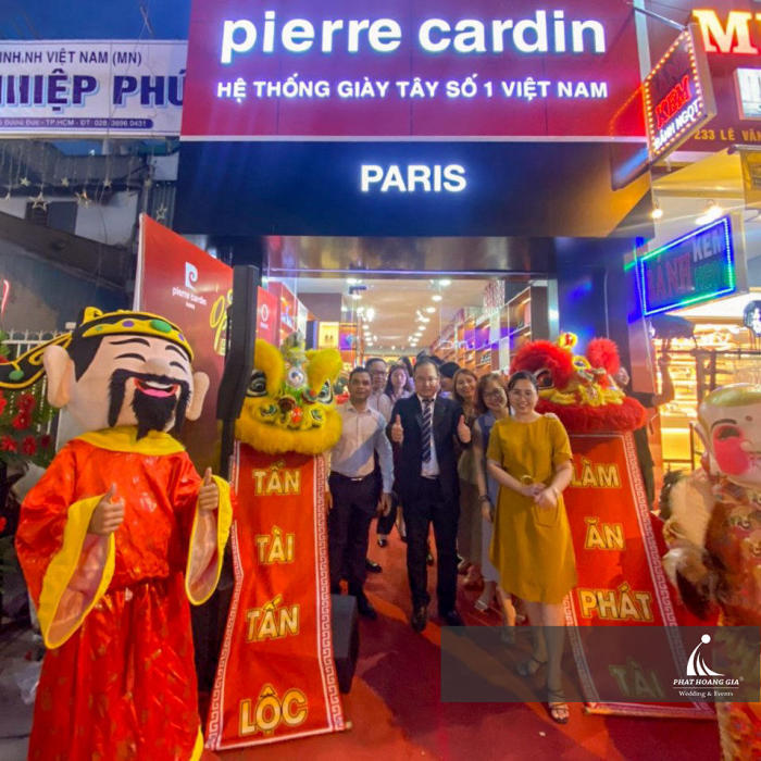 Chụp hình kỷ niệm khai trương pierre Cardin