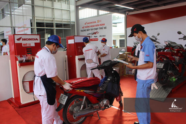 Sơn Minh thay nhớt tri ân khách hàng