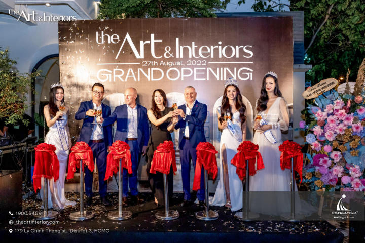 Cắt băng khai trương The Art