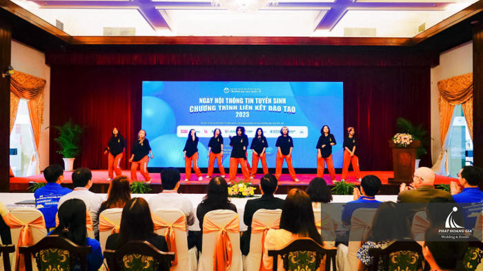 Hội nghi tuyển sinh