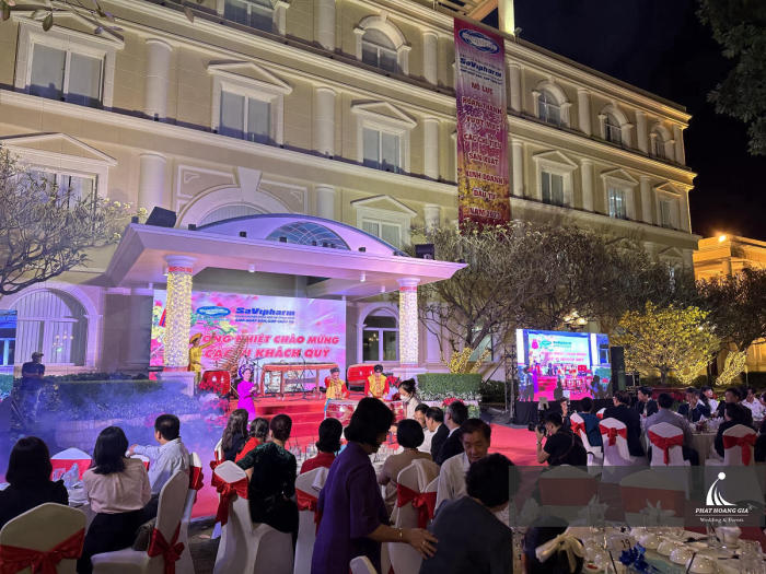 tất niên Savipharm