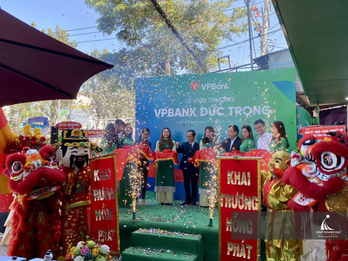 Khai trương ngân hàng