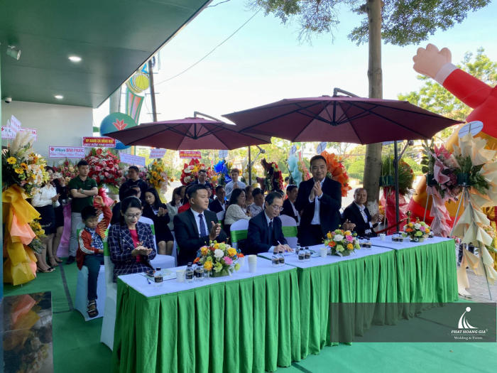 Khai trương ngân hàng