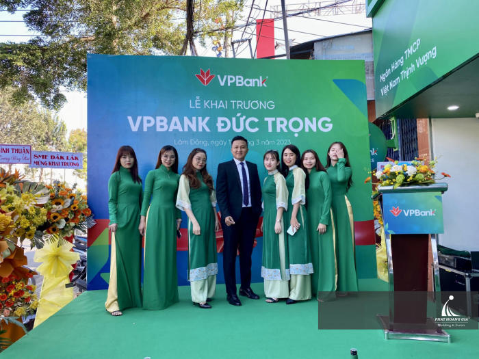 Khai trương ngân hàng