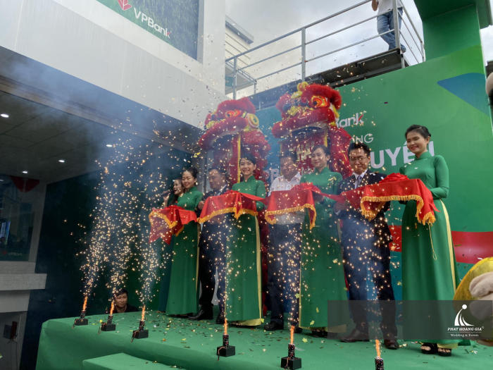 khai trương ngân hàng