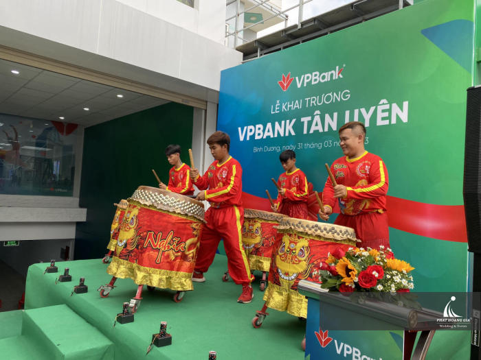 khai trương ngân hàng