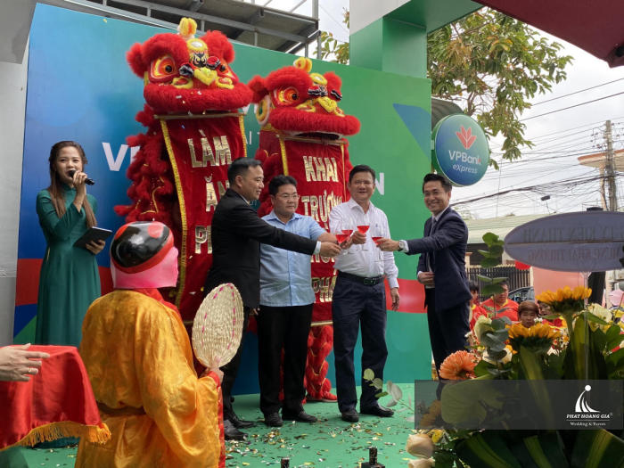 khai trương ngân hàng