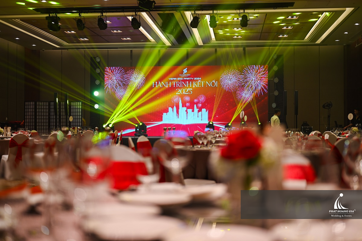 Không gian Year End Party chuyên nghiệp với màn hình LED và bàn tiệc sang trọng
