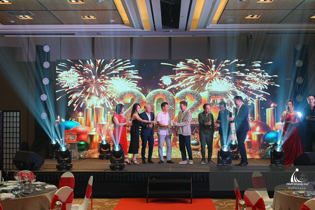  Ban lãnh đạo và khách mời cùng nâng ly khai tiệc trên sân khấu Year End Party 