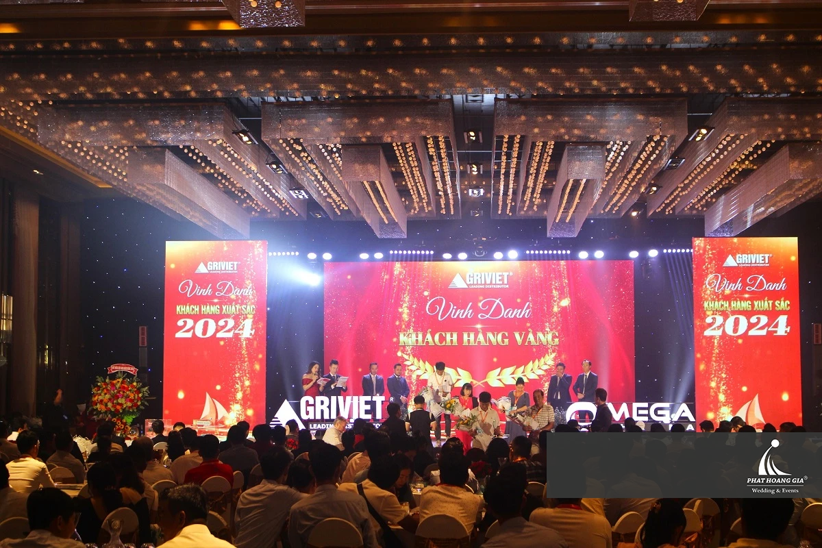 Khoảnh khắc vinh danh trên sân khấu Year End Party chuyên nghiệp