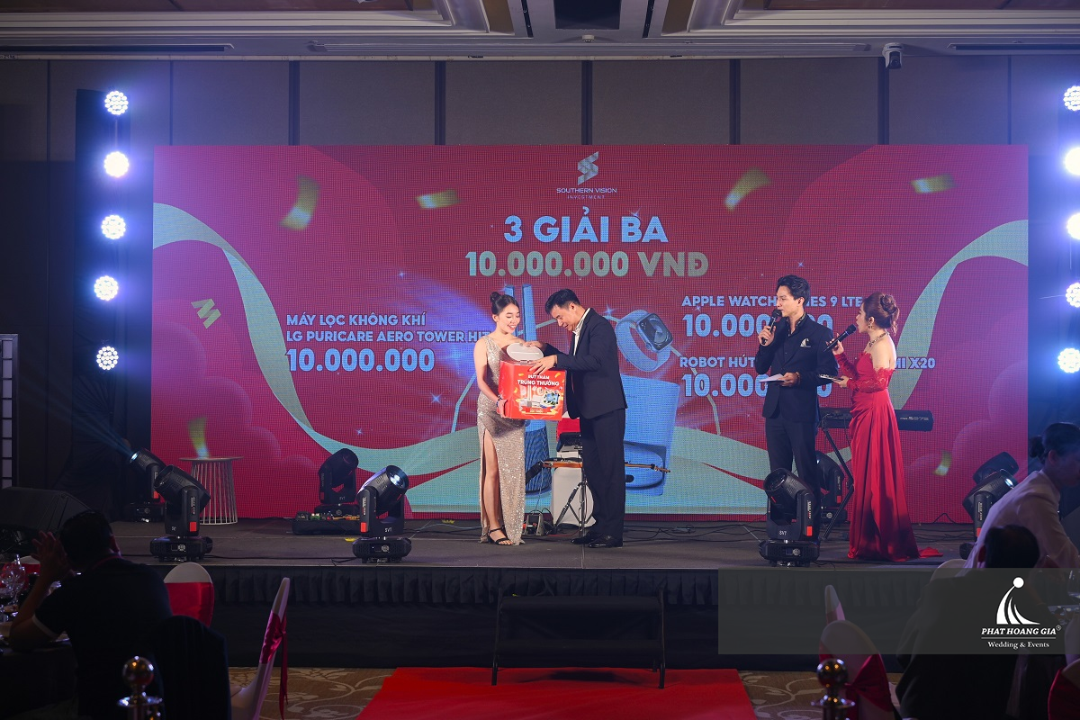 Đại diện doanh nghiệp thực hiện phần bốc thăm trúng thưởng trên sân khấu chương trình