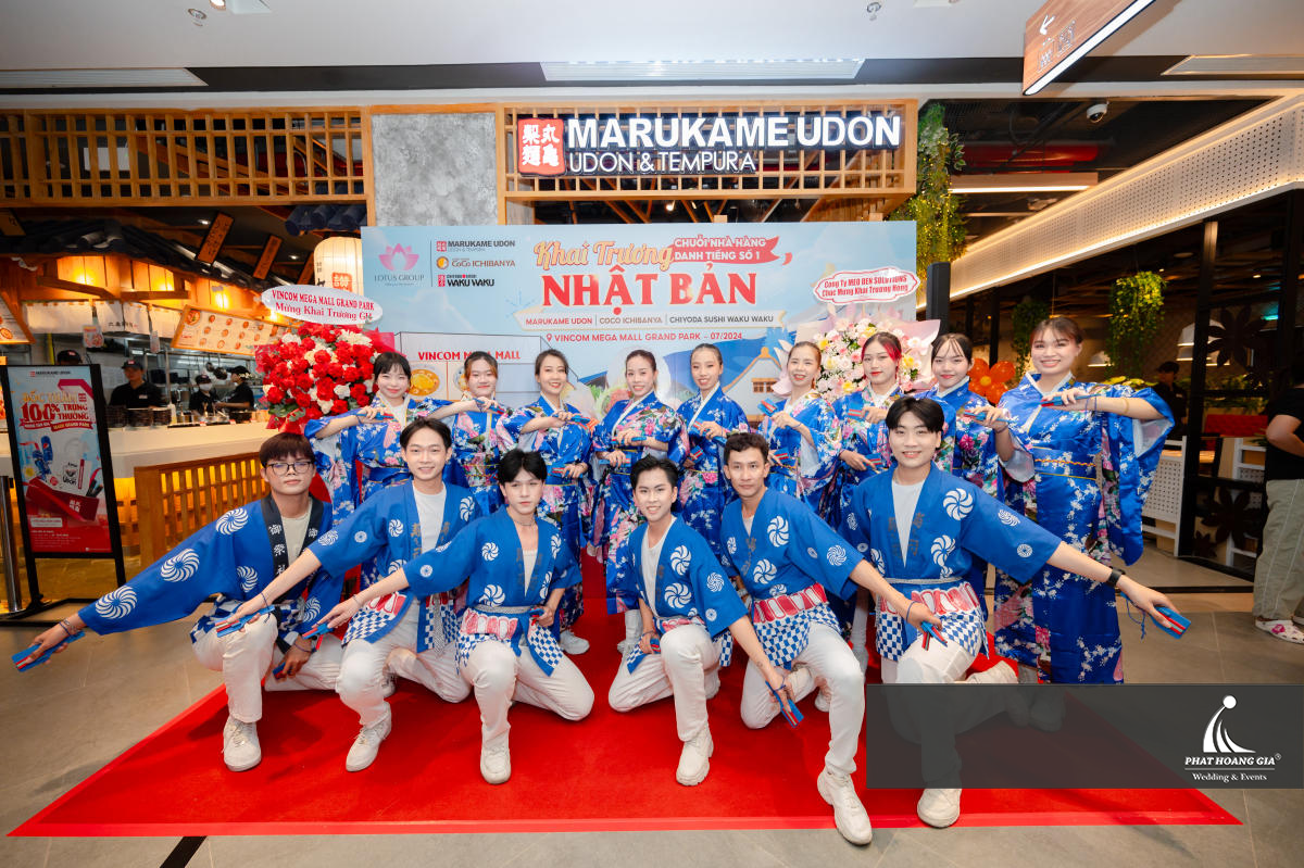 Vũ đoàn biểu diễn trong lễ khai trương nhà hàng phong cách Nhật Bản với trang phục đồng bộ và đội hình được dàn dựng theo chủ đề sự kiện