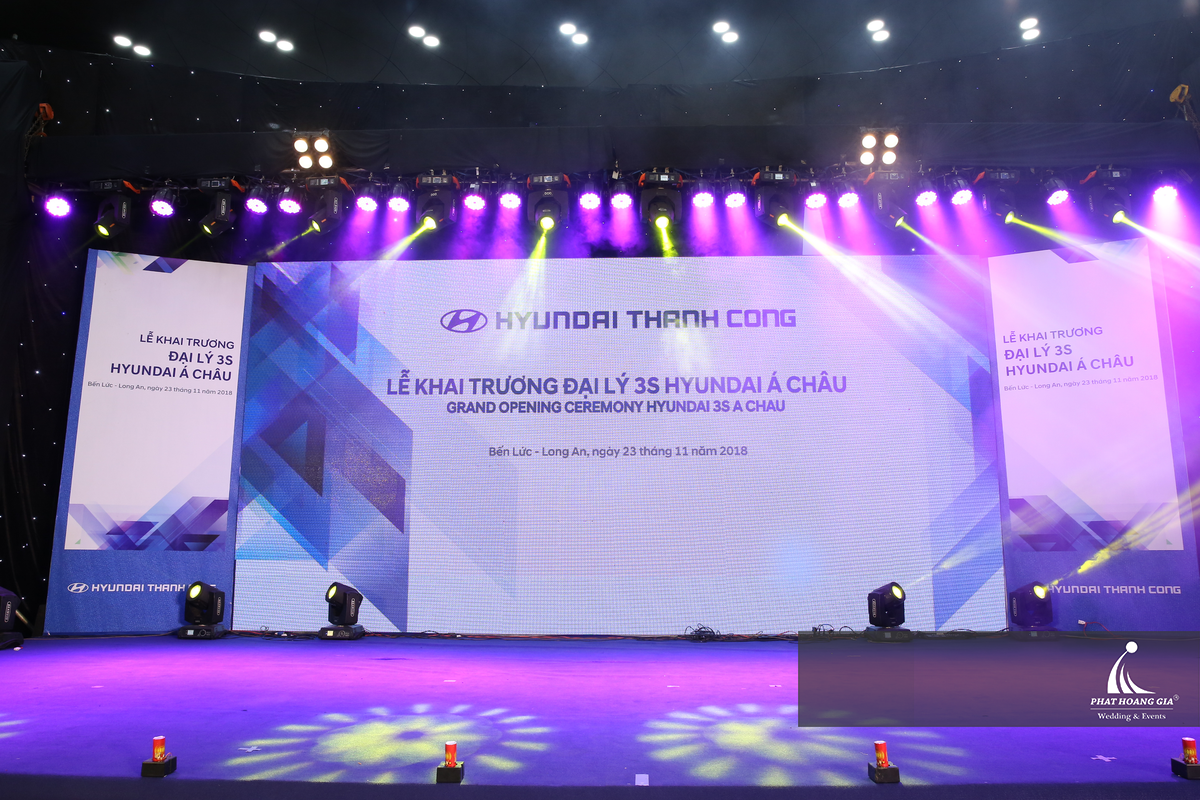 Sân khấu lễ khai trương sử dụng màn hình LED kích thước lớn kết hợp hệ thống ánh sáng nhằm hỗ trợ nội dung trình chiếu trong chương trình