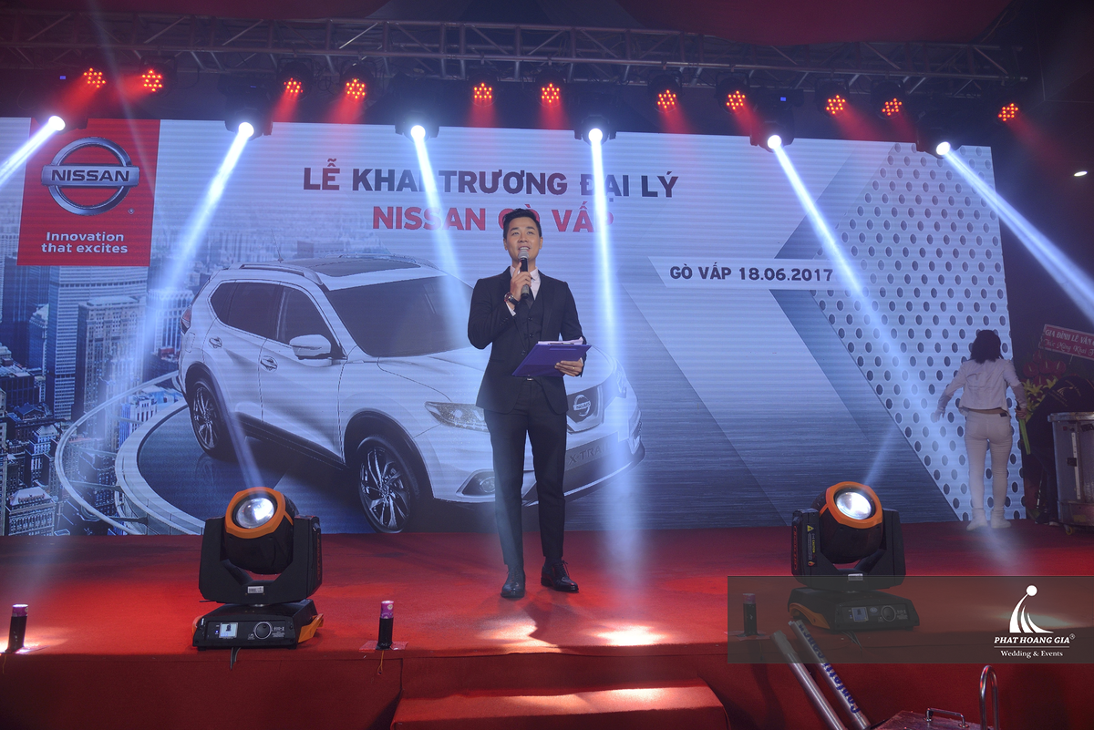 Màn hình LED trong lễ khai trương đại lý ô tô hiển thị hình ảnh thương hiệu trên sân khấu cùng phần phát biểu khai mạc chương trình