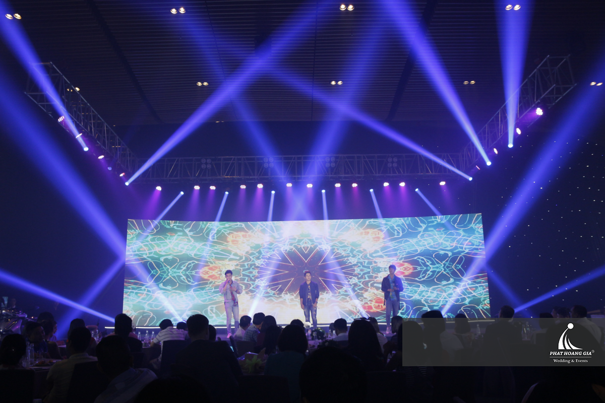 Sân khấu ca nhạc bùng nổ với visual ánh sáng và màn hình led rực rỡ sắc màu