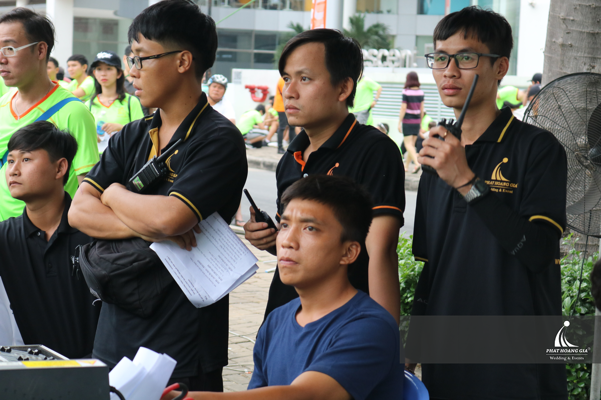 Đội ngũ tổ chức sự kiện theo dõi kịch bản chương trình và trao đổi qua bộ đàm để xử lý các tình huống phát sinh trong quá trình vận hành