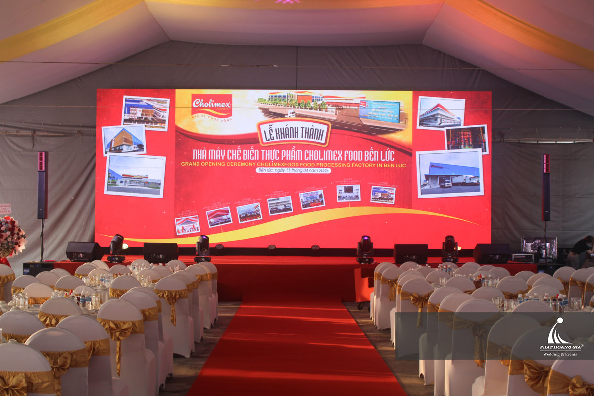 Hệ thống đèn beam và thiết bị âm thanh sẵn sàng vận hành cho lễ khánh thành lớn 