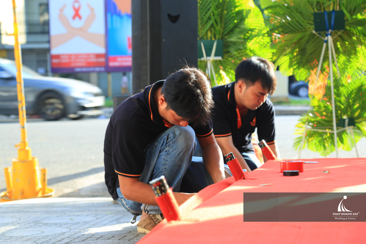 Đội ngũ Phát Hoàng Gia cẩn thận setup sân khấu ngoài trời 