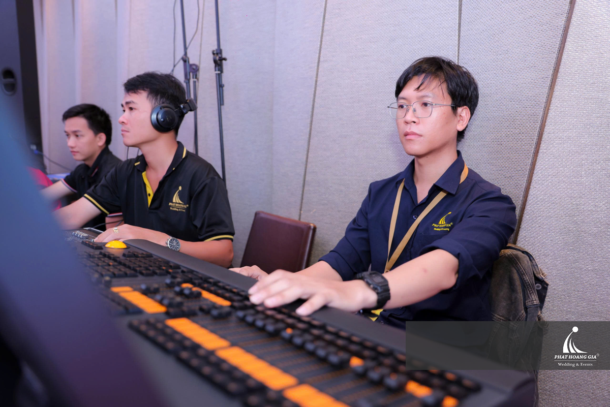 Đội ngũ kỹ thuật Phát Hoàng Gia tập trung setup thiết bị điều khiển trước giờ khai mạc
