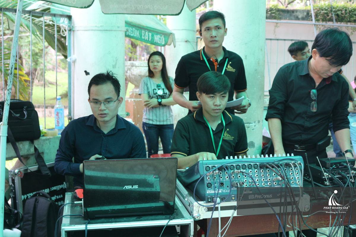 Đội ngũ kỹ thuật Phát Hoàng Gia setup âm thanh chuyên nghiệp trước khi diễn ta sự kiện 