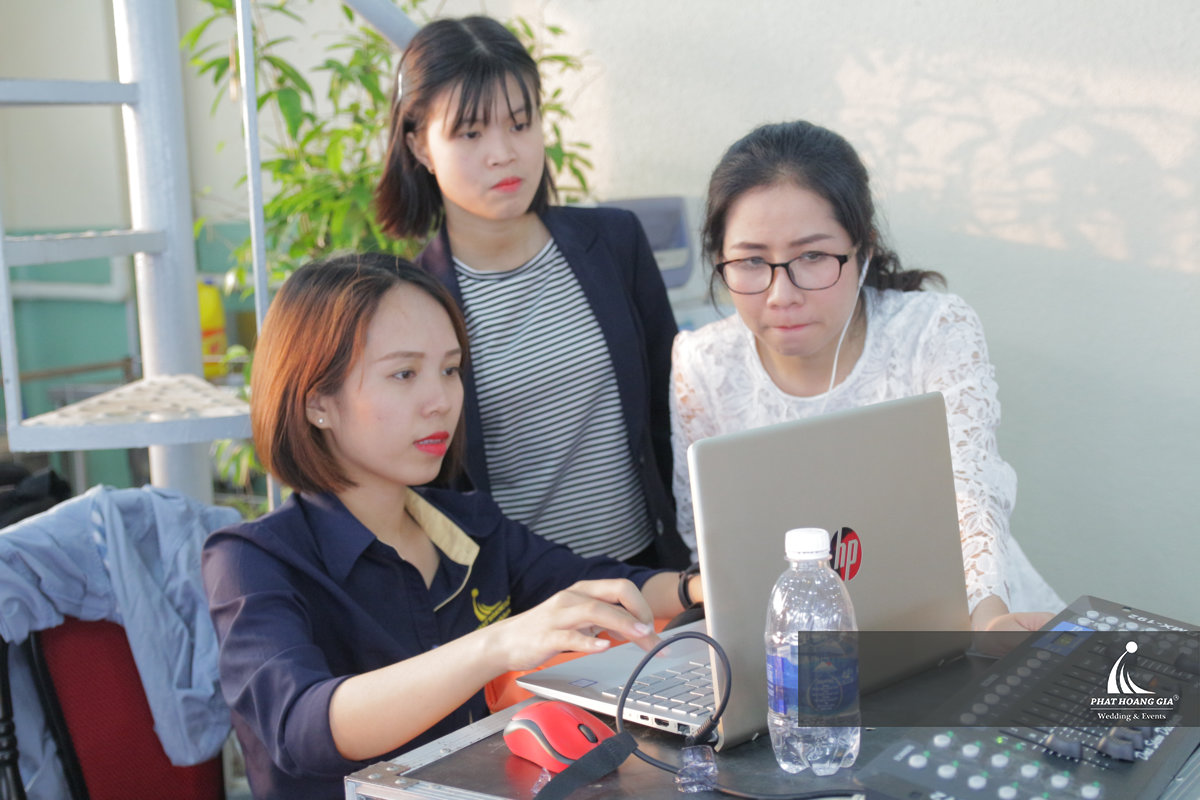 Hình ảnh nhân viên PHG trao đổi với các bên phục vụ công tác tổ chức sự kiện