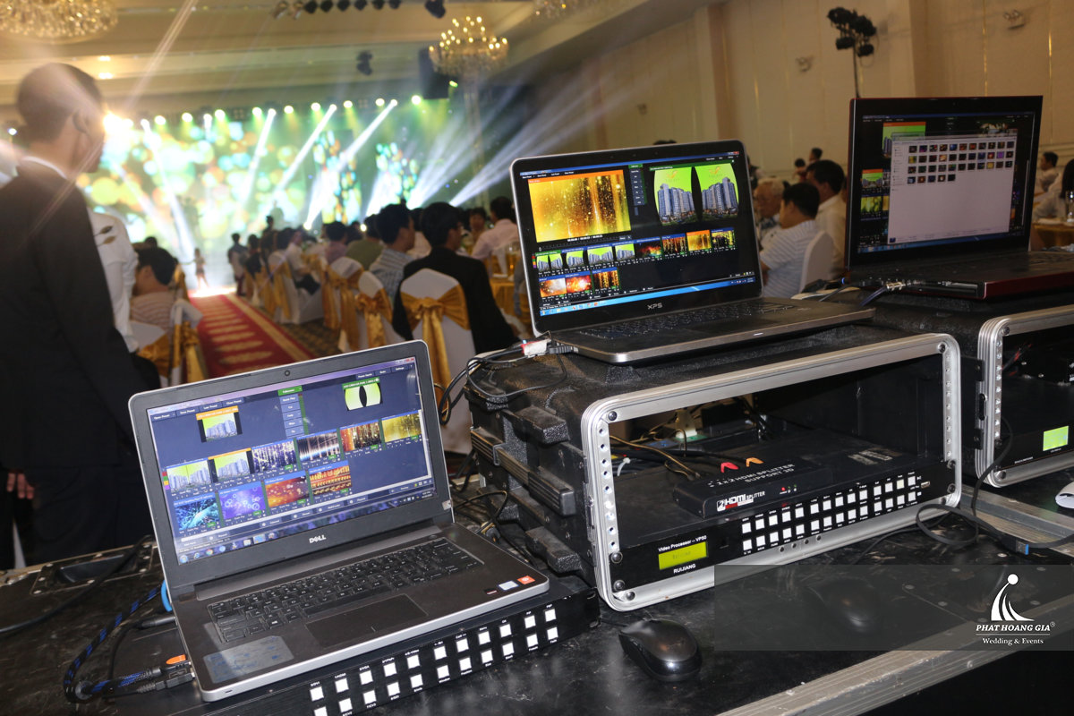 Hệ thống bàn điều khiển visual sân khấu đảm bảo phối hợp nhịp nhàng màn trình diễn của vũ đoàn