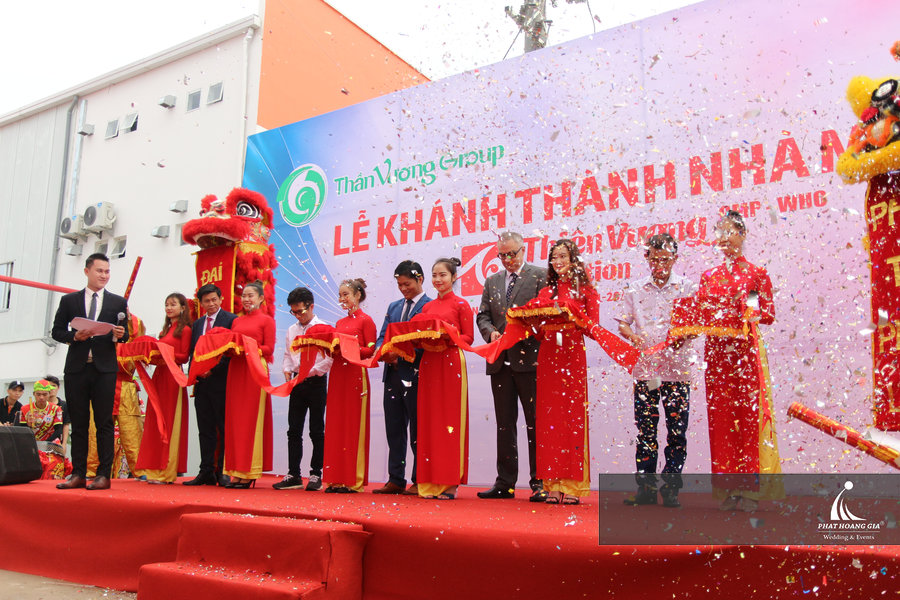 Nghi thức cắt băng trang trọng trong lễ tổ chức sự kiện khánh thành nhà máy Thần Vương