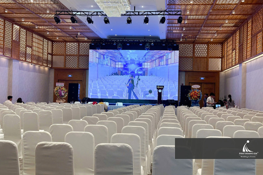 Setup sảnh hội trường sang trọng phục vụ dịch vụ tổ chức hội thảo và khai trương