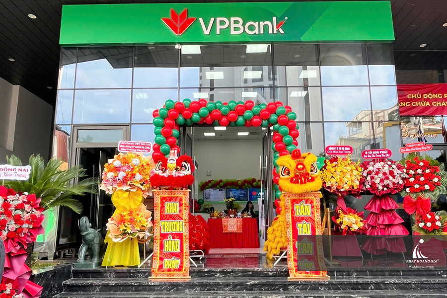 Không gian mặt tiền rực rỡ sắc màu trong ngày diễn ra hoạt động tổ chức lễ khai trương doanh nghiệp