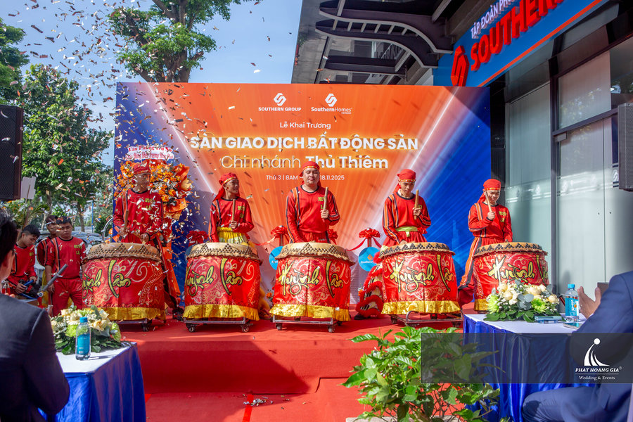 Đội trống hội biểu diễn chúc mừng hoạt động tổ chức lễ khai trương sàn giao dịch bất động sản