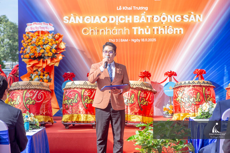 Nam MC phát biểu điều phối chương trình khi doanh nghiệp tổ chức lễ khai trương sàn giao dịch bất động sản