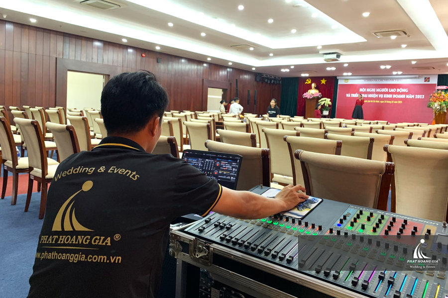 Kỹ thuật viên PHG chỉnh âm thanh hội nghị từ đơn vị triển khai tổ chức sự kiện doanh nghiệp chuyên nghiệp
