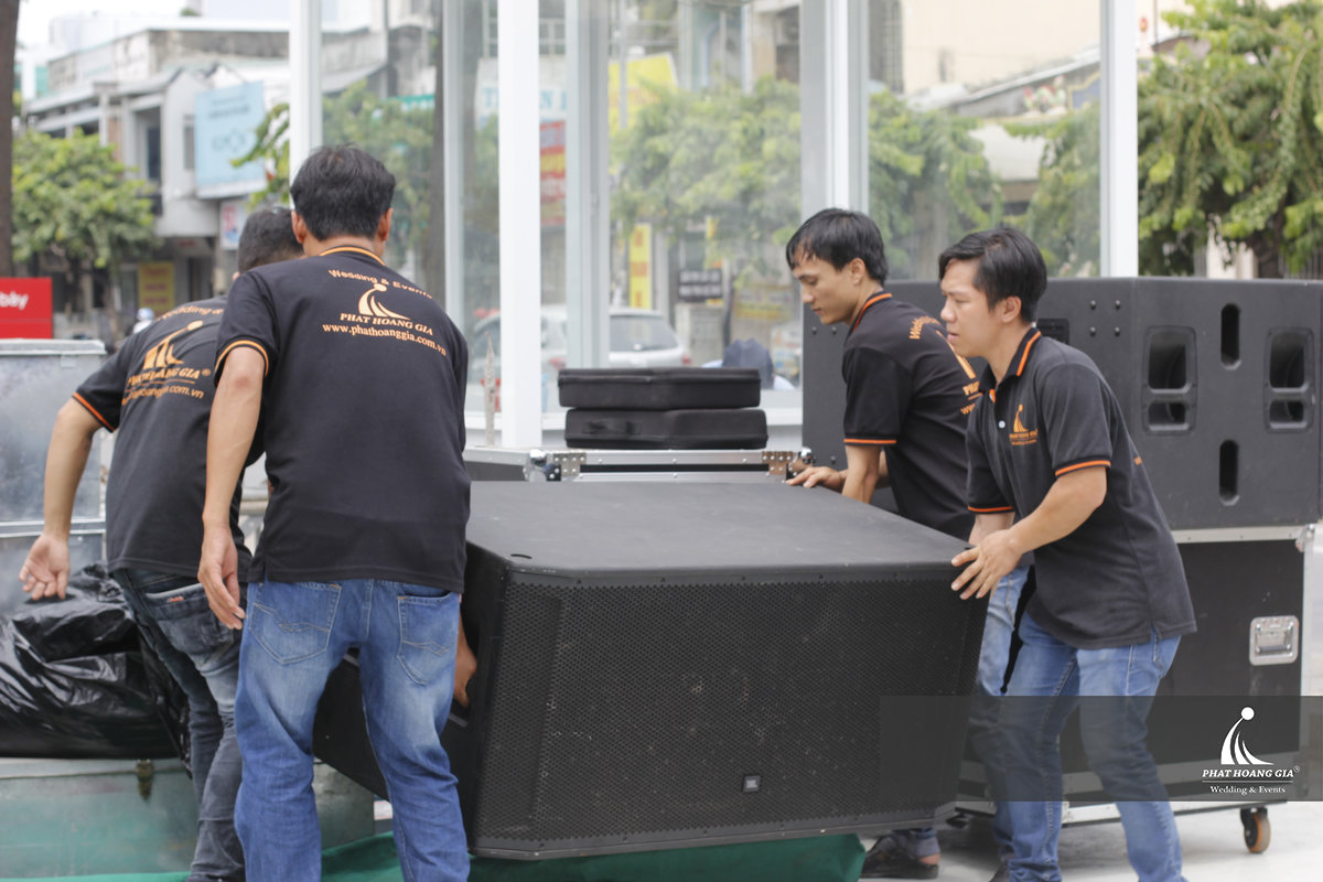 Công tác vận chuyển và lắp đặt thiết bị thường bắt đầu từ rất sớm để đảm bảo tiến độ triển khai.