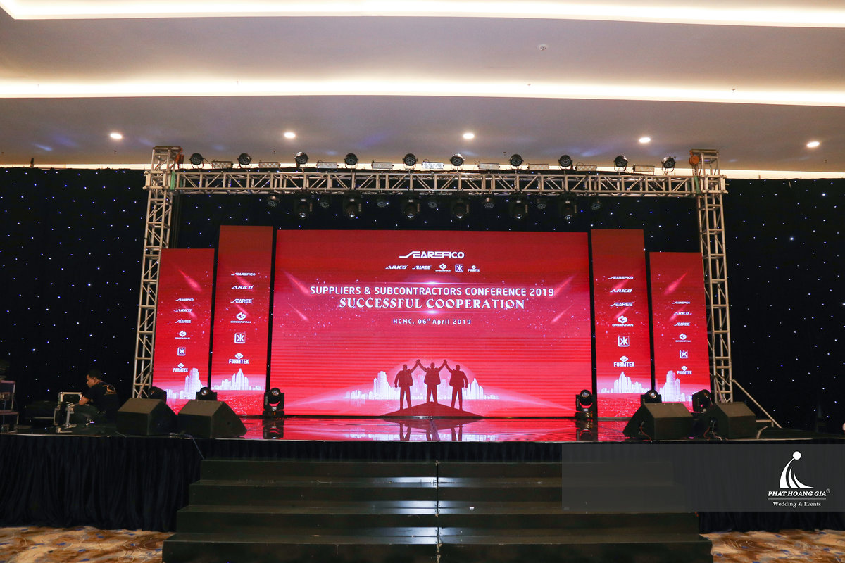 Âm thanh thường cần được tính toán đồng thời với sân khấu, ánh sáng và màn hình LED để tạo sự đồng bộ